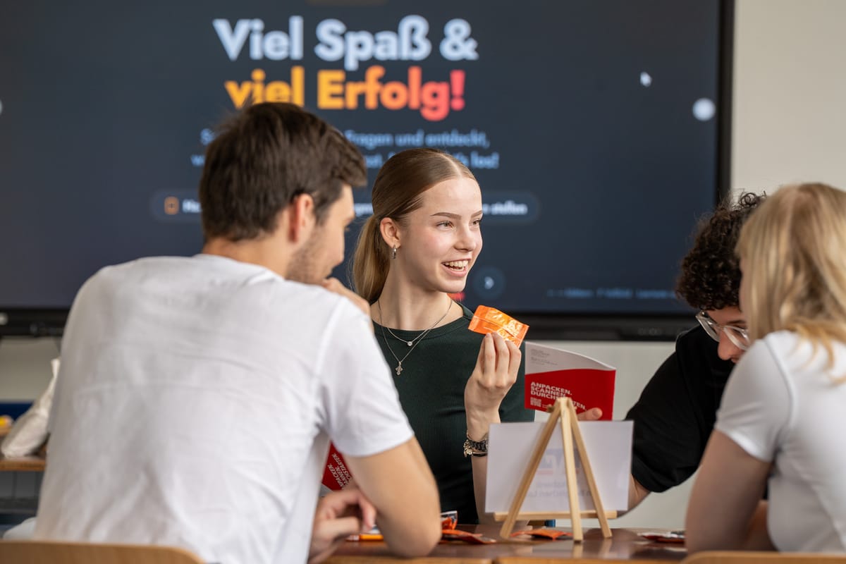 Begeisterte Schueler:innen am Stand der NEST Explore