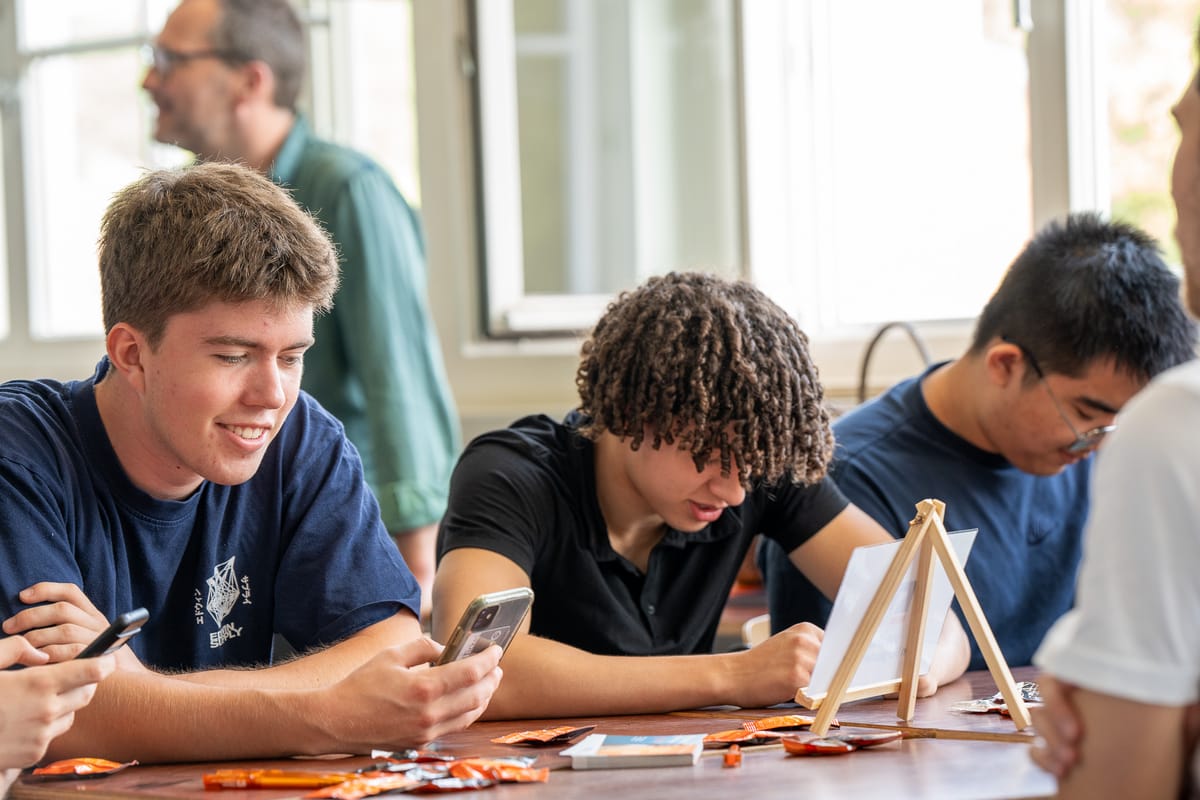 Schüler beim gemeinsamen Beantworten der Quizfragen