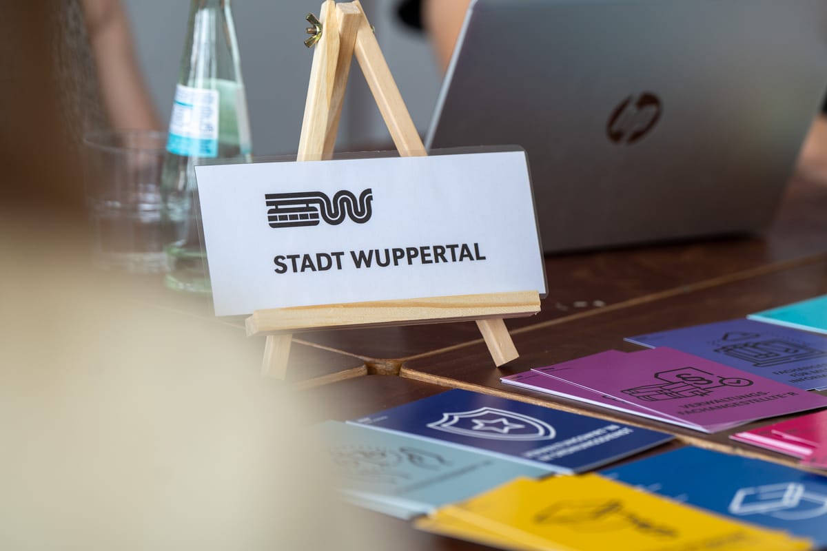 Infomaterial und Namensschild eines teilnehmenden Unternehmens